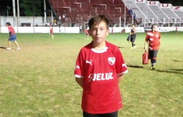 Pedro vendió sus botines a 5000 pesos para aportar a la colecta de Santi Maratea para Independiente: “No puedo dejar en banda al Rojo”