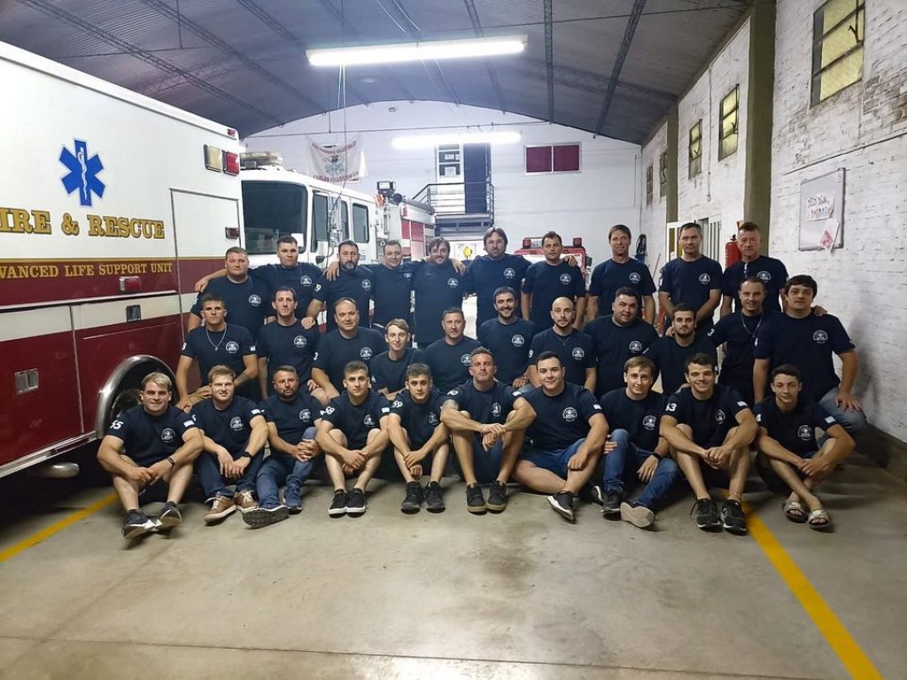 Los bomberos voluntarios de Pellegrini llenan piletas a cambio de combustible: "Nuestra realidad no escapa a la del resto del país y faltan subsidios"