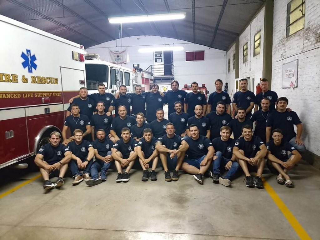 Los bomberos voluntarios de Pellegrini llenan piletas a cambio de combustible: &quot;Nuestra realidad no escapa a la del resto del país y faltan subsidios&quot;