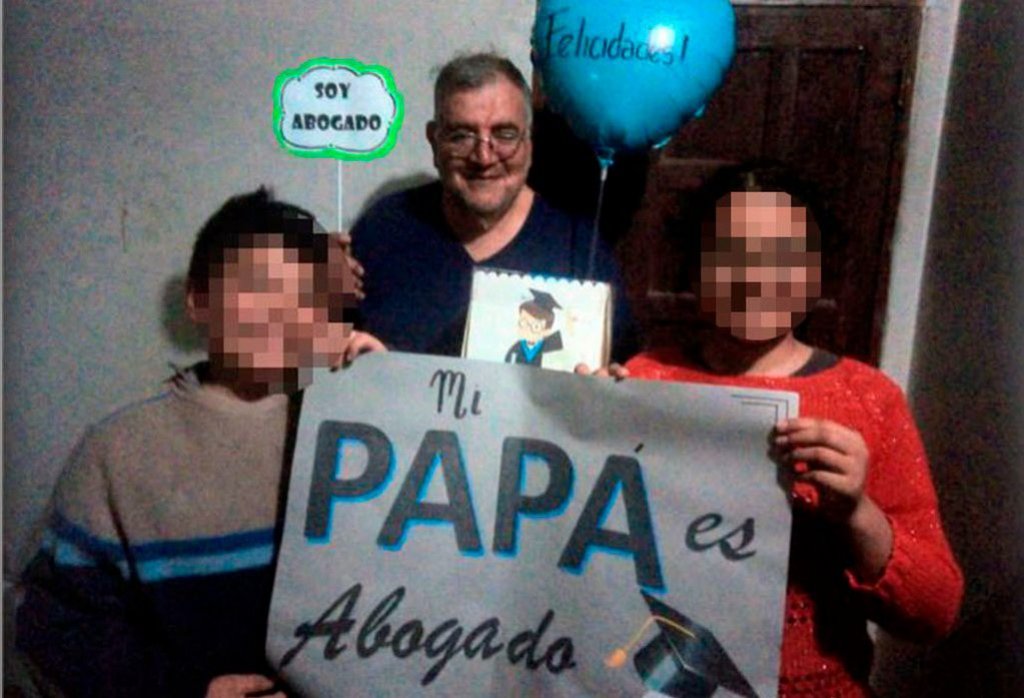 Es vendedor ambulante y a sus 51 años se recibió de abogado: estudiaba con una computadora prestada