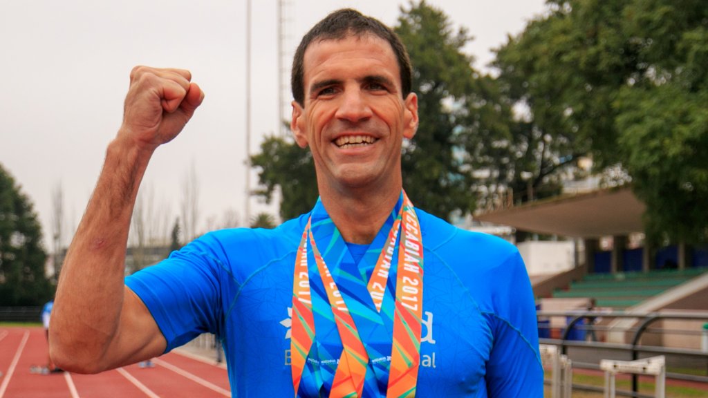 La increíble historia de vida de Martín Kremenchuzky, el primer maratonista no vidente en participar del triatlón IronMan