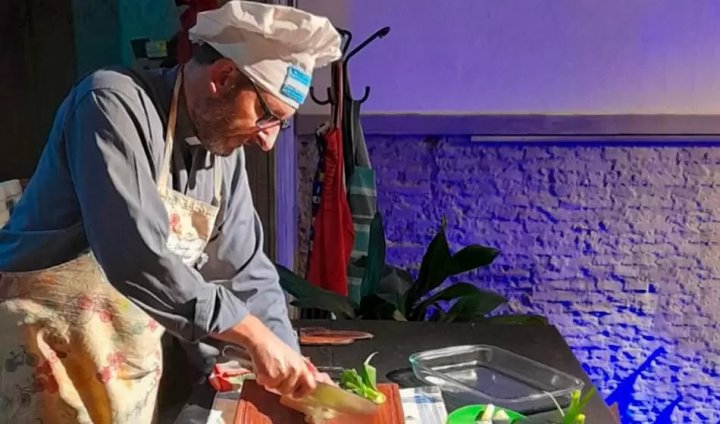 El Padre que cocina en vivo y hace cena shows para arreglar una parroquia