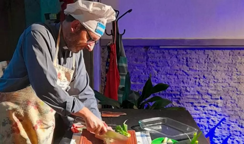 El Padre que cocina en vivo y hace cena shows para arreglar una parroquia