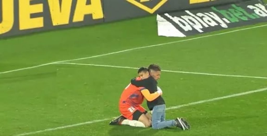 El papá de Tiziano, el nene que entró a la cancha para abrazar al arquero de Defensa y Justicia, contó lo que Unsaín le contestó al oído