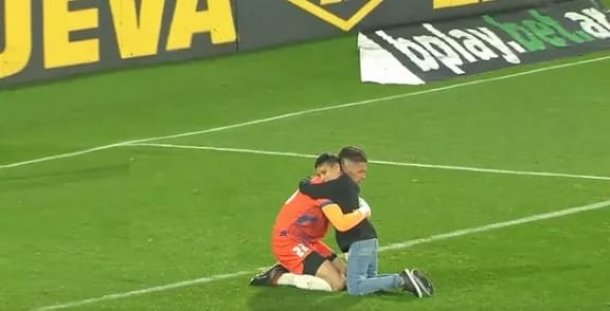 El papá de Tiziano, el nene que entró a la cancha para abrazar al arquero de Defensa y Justicia, contó lo que Unsaín le contestó al oído