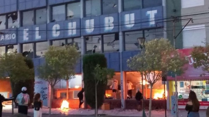 Manifestantes anti minería incendiaron el diario El Chubut mientras había periodistas adentro