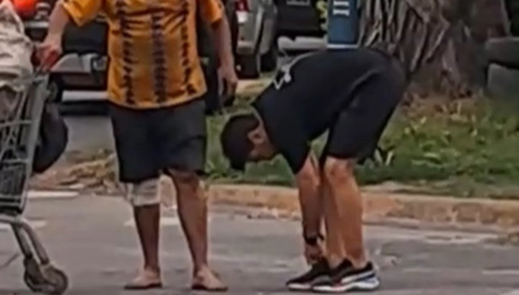 Gastón De Vito, se encontró a un hombre que caminaba descalzo y le regaló sus zapatillas: “No me parece un acto descabellado para que me llamen de los medios, hay mucha gente que hace cosas buenas y más que yo”