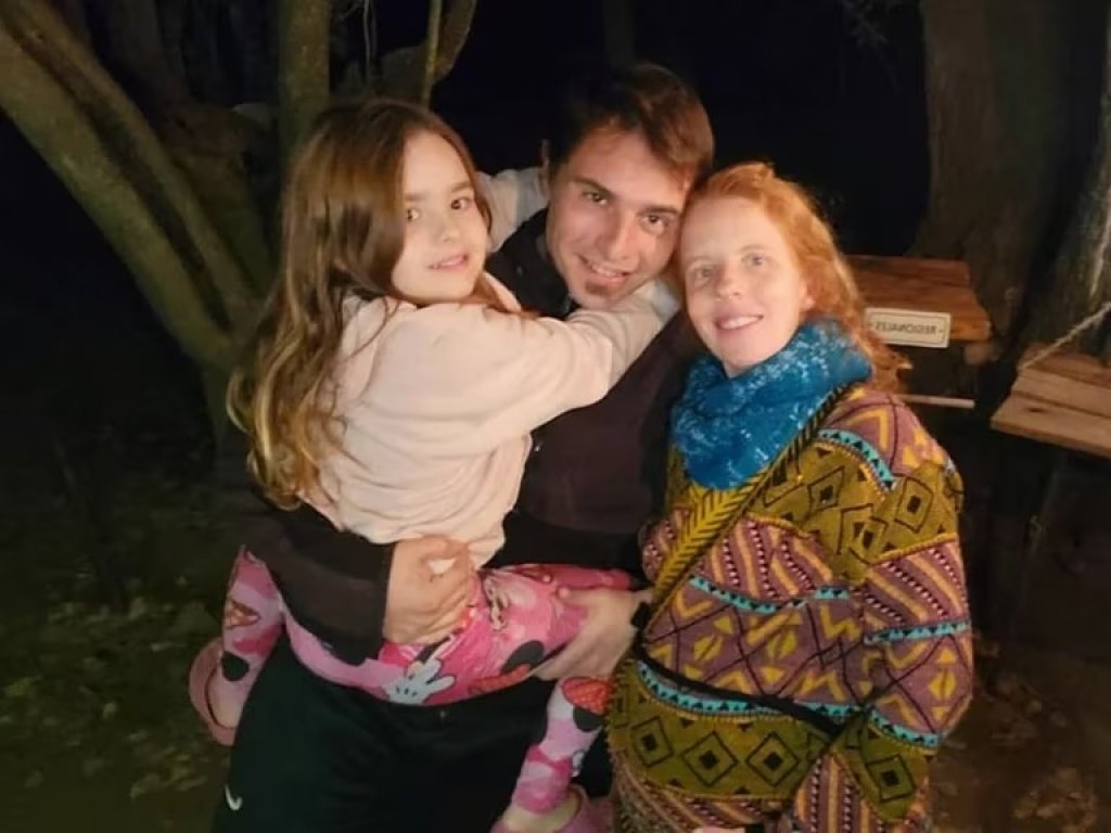 La pareja que cambió su vida porteña para dormir en el campo en una capilla abandonada y en un gallinero