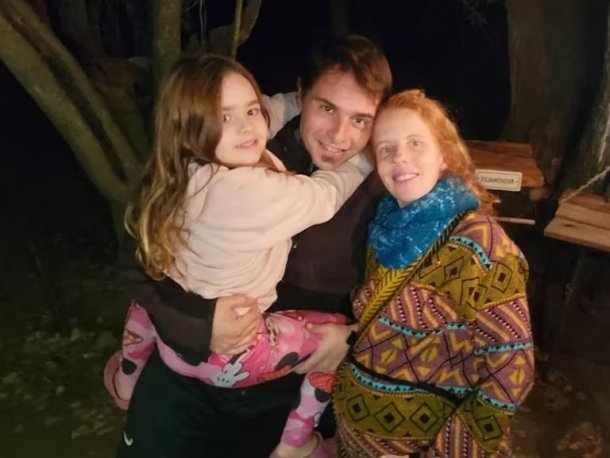 La pareja que cambió su vida porteña para dormir en el campo en una capilla abandonada y en un gallinero
