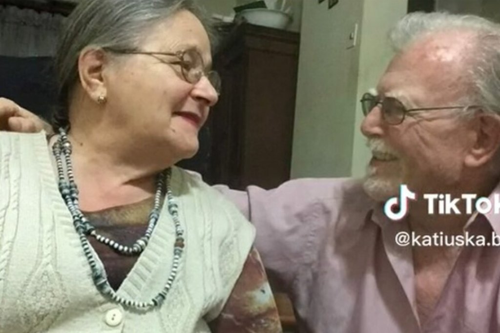 Él se pone lindo y se viste de gala todos los días para su esposa con alzheimer: "Se miran como si se conocieran de siempre"