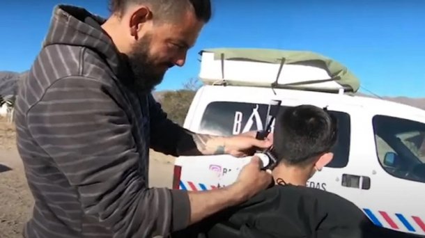Julio Vera: "Trabajo como peluquero al aire libre y viajó por varios lugares del país”