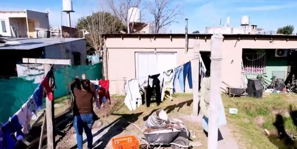 Lava la ropa de sus vecinos para llegar a fin de mes y mantener a sus hijos