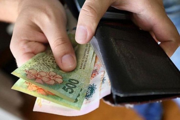 El salario mínimo en caída libre: sólo alcanza para comprar 87 kilos de pan
