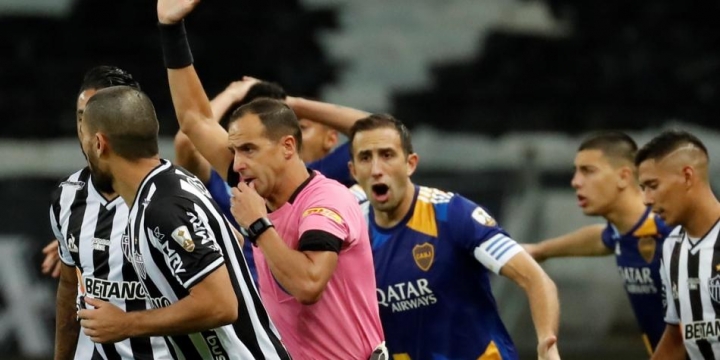 Boca perdió por penales ante Mineiro y la noche terminó en escándalo