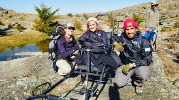 Sin brazos y con sólo una pierna, logró escalar la montaña más alta de Córdoba: "Vivo mi vida sin límites y siempre para adelante"
