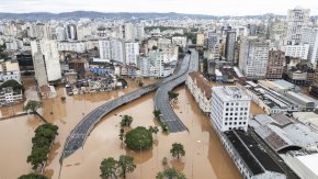 Brasil: 115.000 desalojados y al menos 78 muertos por las inundaciones: "la playa es un campamento de refugiados”