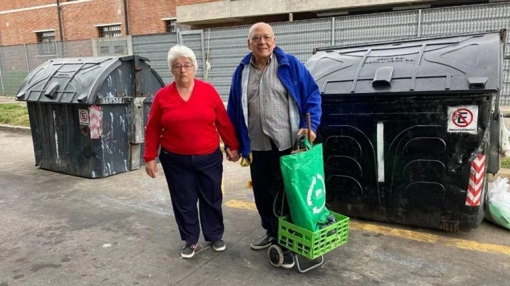 Sigue recolectando latas con su marido porque no alcanza la jubilación: "Me humillaría depender de un puntero político que me paga por ser planera"