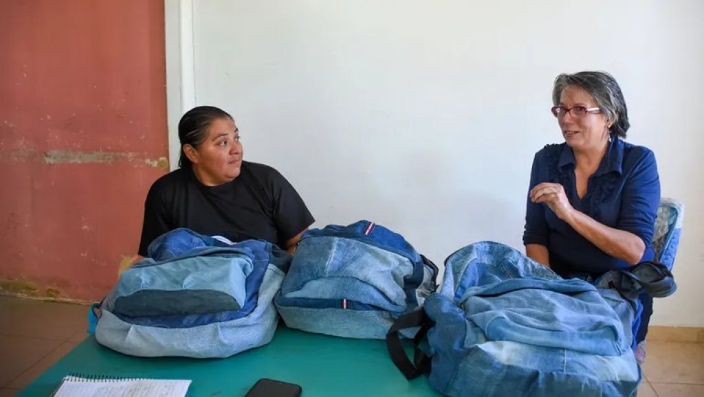Reciclan jean usados para hacer mochilas