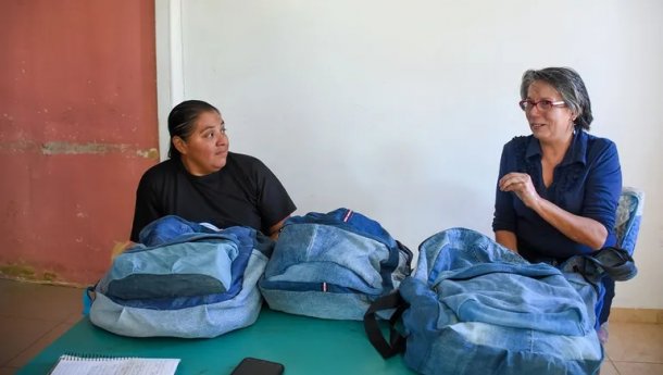 Reciclan jean usados para hacer mochilas