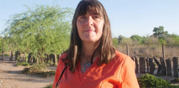 La médica que atiende donde el Estado no llega