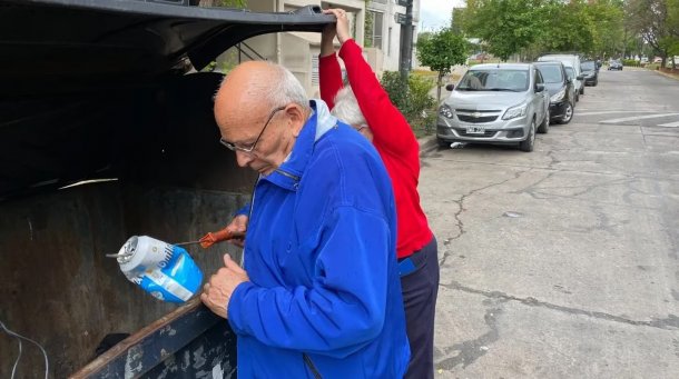 La jubilada que junto a su marido juntan latas para llegar a fin de mes y critica el crédito del Anses