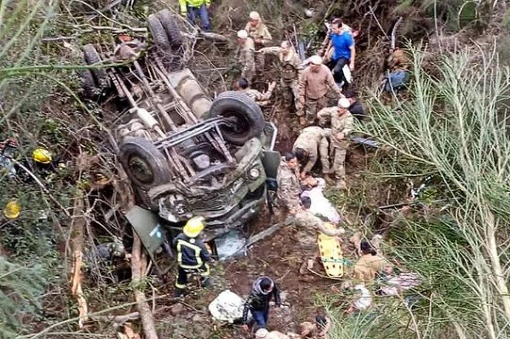 Bombero voluntario en San Martín de Los Andes: "Hay cuatro soldados fallecidos, 18 heridos de los cuales 9 son de gravedad"
