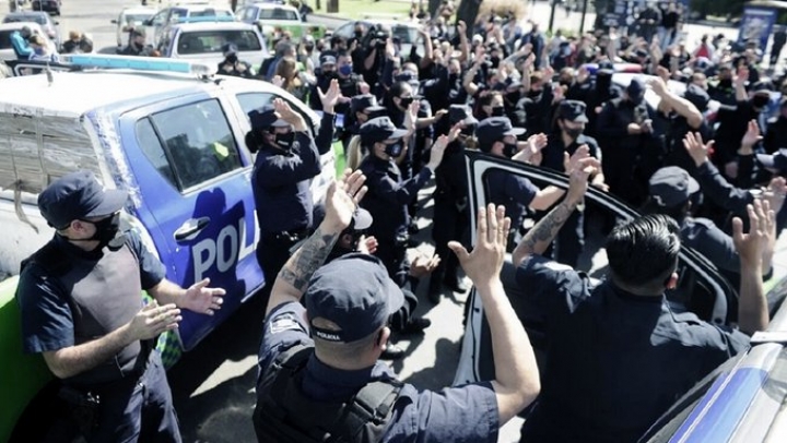 “Si no nos dan 56% de aumento, de acá no se va nadie”, aseguró un policía bonaerense