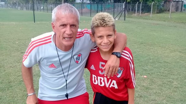 Oscar Castellanos: "Echeverri es diferente y siempre quiere jugar a la pelota"