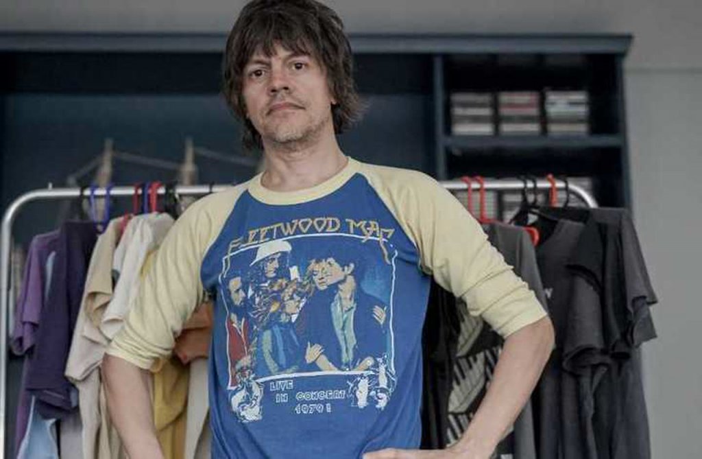 Frankie Langdon, el único coleccionista del país de remeras de los '70 y '80: “Tengo más de 700 remeras y yo las uso”