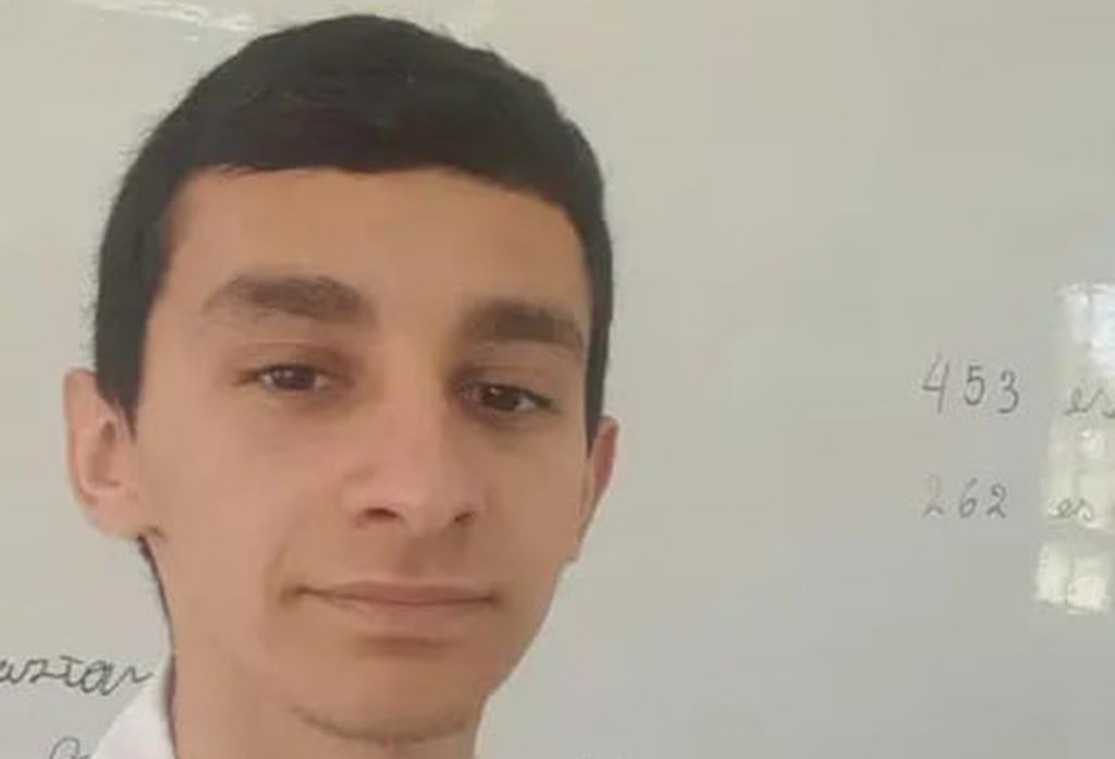 Abel Velázquez, terminó la carrera y lo primero que hizo fue llevarle la libreta a la tumba de su madre