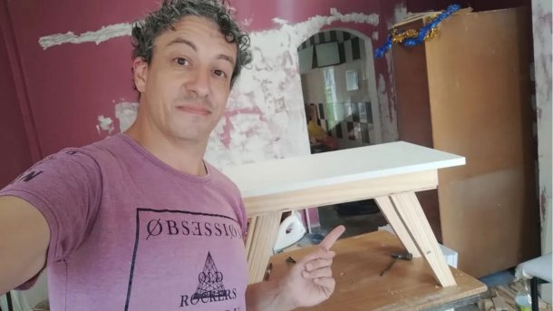 Gonzalo González : Se quedó sin trabajo, armó un emprendimiento de carpintería y viaja hasta 3 horas en colectivo para realizar las entregas
