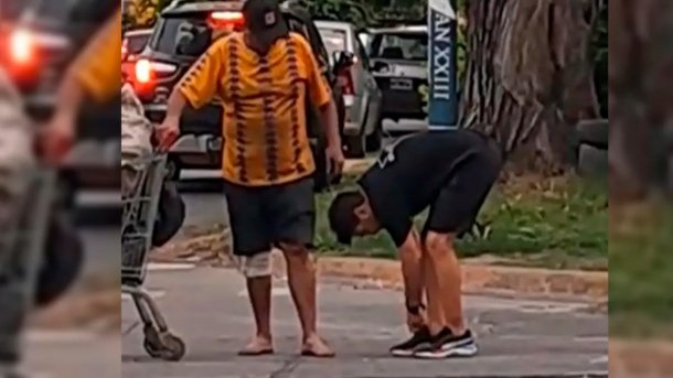Gastón De Vito, el hombre que se hizo viral por regalarle zapatillas a un hombre que vive en la calle: “Después del video, Juan consiguió trabajo en una obra, que le dio casa y comida”