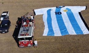 Serodino: la camiseta más grande de Argentina, el tanque dinosaurio y Tronquito, el árbol que habla