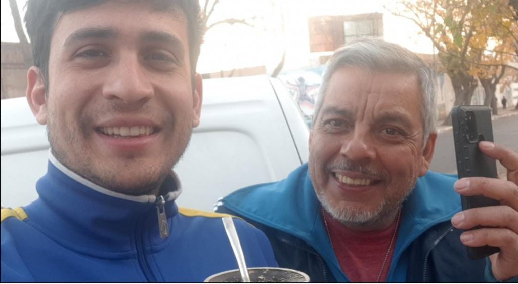 Chocó con el auto y se quedó tomando mate con el otro conductor