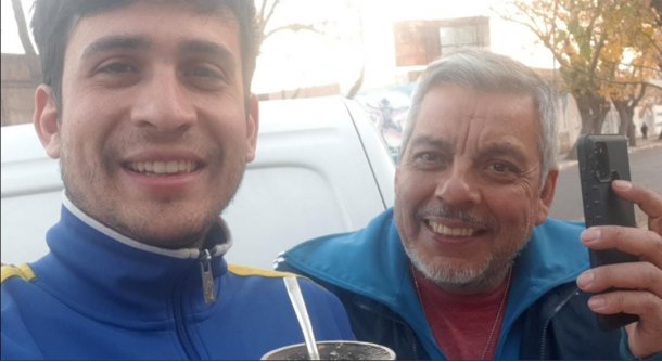 Chocó con el auto y se quedó tomando mate con el otro conductor