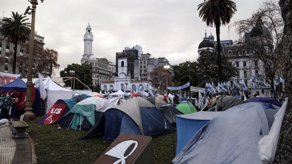 El testimonio de una barrendera de Plaza de Mayo: "Los trabajadores expresan su enojo y la gente contesta de modo violento"