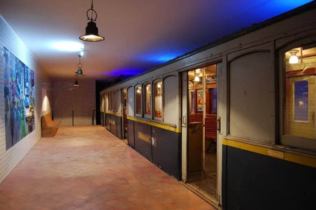 Plantó un viejo subte y creó un pueblo de fantasía: “La gente del interior y gracias al boca a boca, se va enterando"