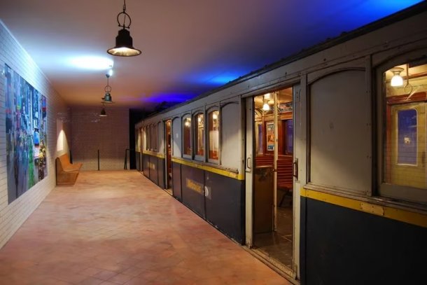 Plantó un viejo subte y creó un pueblo de fantasía: “La gente del interior y gracias al boca a boca, se va enterando"