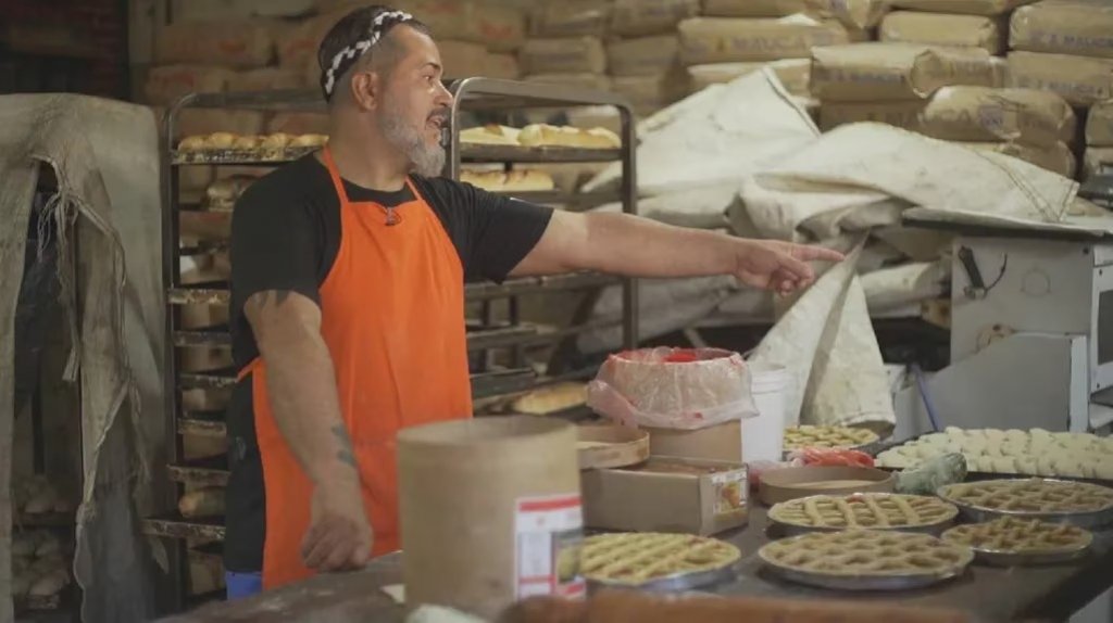 Luis &quot;Grillo&quot; Ferrer, el panadero que vivió en la calle y ayuda a los chicos del barrio: “Agradezco a la vida poder enseñar a los pibes el oficio”