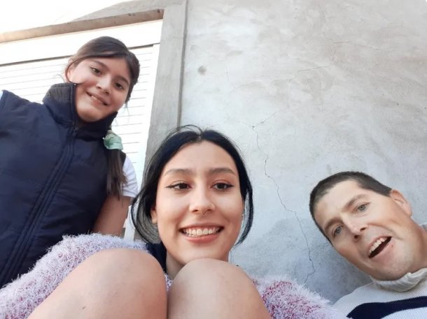 Una joven de 16 años que vio sufrir a su papá inventó y dona almohadillas antidolor