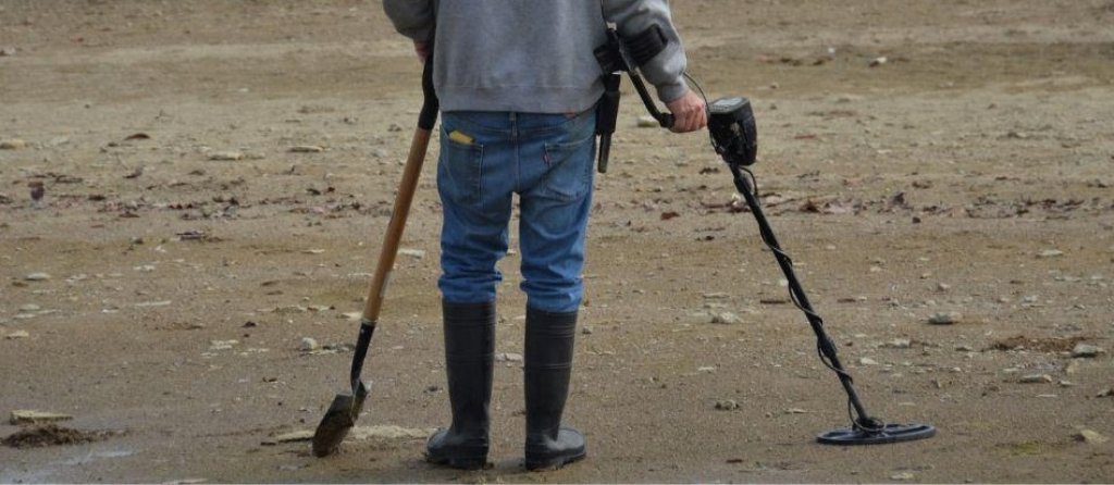 Como en una película: buscan oro con un detector de metales en zonas aledañas a las minas