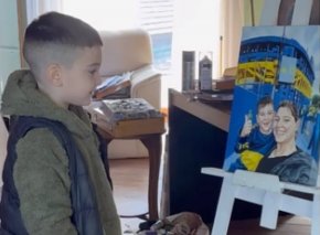 Román tiene 5 años su mamá murió y pidió tener un cuadro con ella en la Bombonera