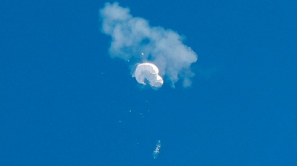 Estados Unidos derribó el globo chino y ahora va tras los restos