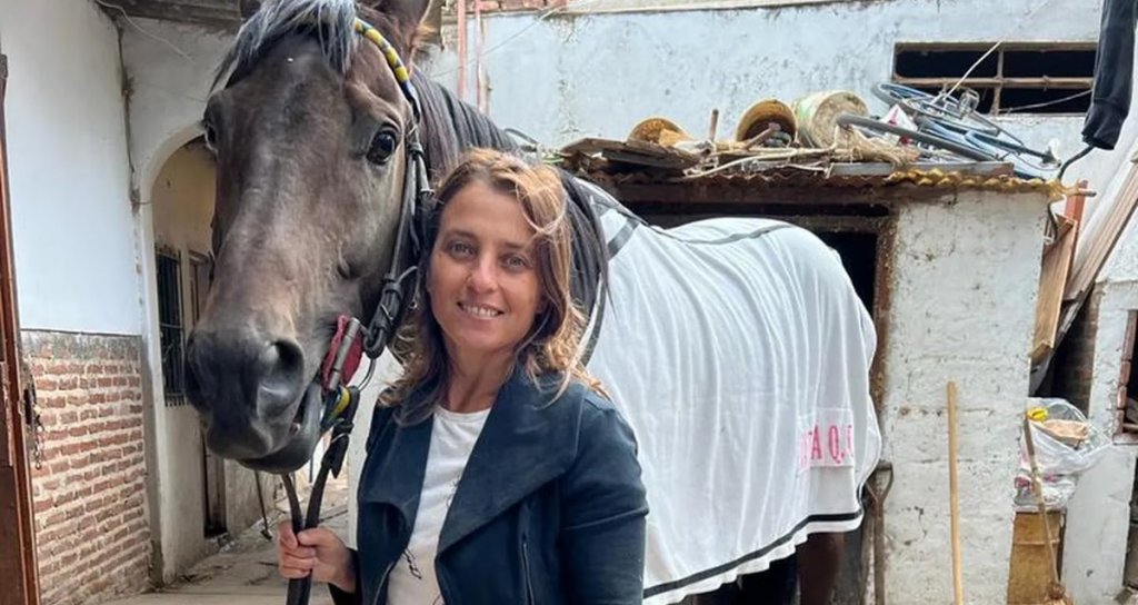 Un accidente la dejó afuera de las carreras de caballos, pero logró reinventarse para seguir vinculada a su pasión
