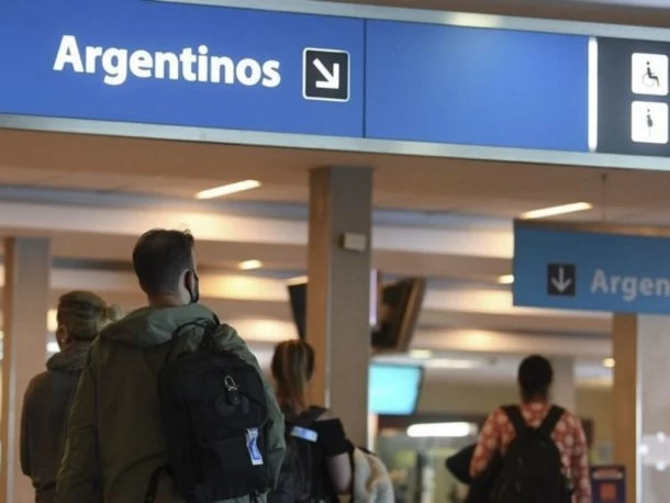 En los primeros seis meses del año se fueron 24 mil jóvenes del país: “Son 133 por día, un avión”