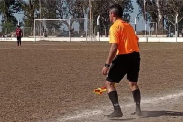 Un árbitro de Rafaela le prestó sus botines a un joven futbolista y dirigió todo el partido en medias