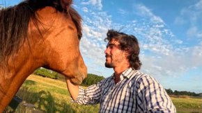 Álvaro Biderman nos contó sobre su travesía por el mundo andando a caballo