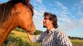 Álvaro Biderman nos contó sobre su travesía por el mundo andando a caballo