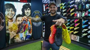 Renunciar al trabajo para cumplir un sueño: poner una tienda de botines para los amantes del fútbol