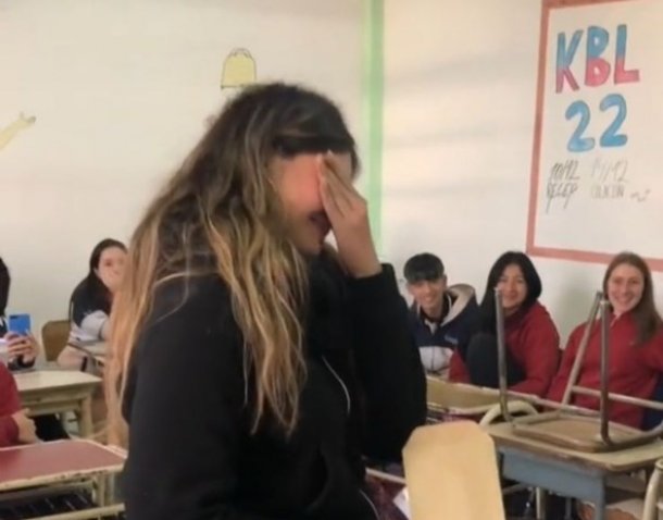 Sus compañeros le regalaron el viaje de egresados y no pudo contener las lágrimas 